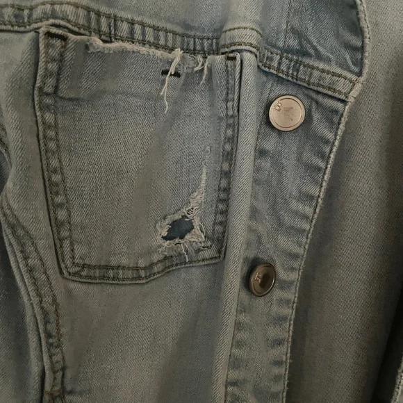 🧥 Cropped and Distressed Jean Jacket 🧥 - Picture 5 of 7